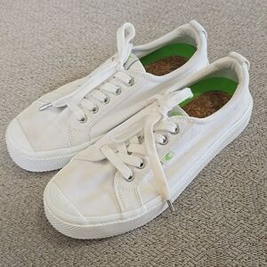 Cariuma OCA White Low Sneaker Tennis Shoes - Size 8.5
